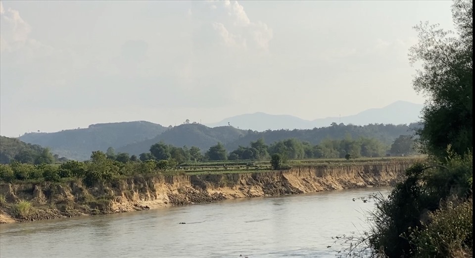 Tình trạng sạt lở bờ sông ở huyện Krông Nô đang ngày càng lan ra diện rộng. Ảnh: Bảo Lâm