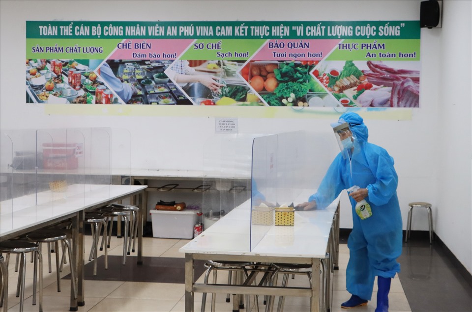 Nhân viên nhà bếp tiến hành vệ sinh khử khuẩn tại khu vực nhà ăn Công ty TNHH Fine MS Vina. Ảnh: PV.