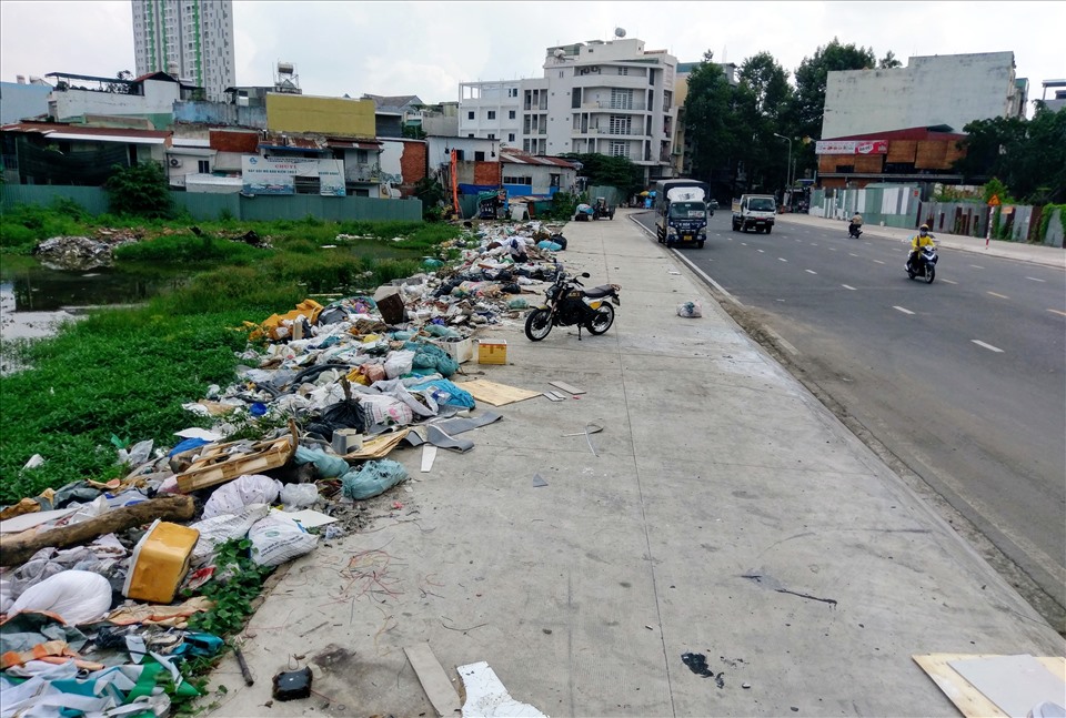 Đoạn vỉa hè đường Nguyễn Gia Trí dài khoảng 50 m trở thành nơi tập kết đủ các loại rác thải, gây ô nhiễm.  Ảnh: Minh Quân