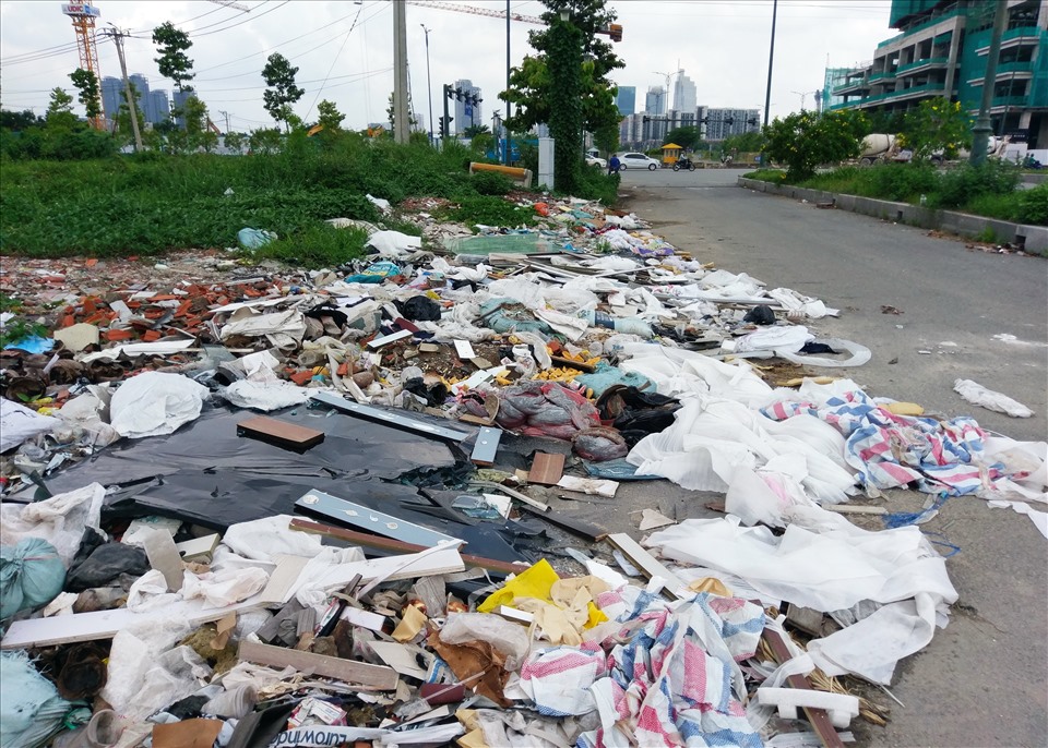 Đường Trần Văn Thành trong Khu đô thị mới Thủ Thiêm bị đổ trộm rác thải.  Ảnh: Minh Quân