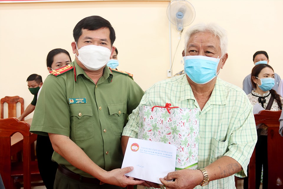 Giám đốc Công an tỉnh An Giang tặng hỗ trợ cho người dân có hoàn cảnh khó khăn do ảnh hưởng dịch COVID-19. Ảnh: VT