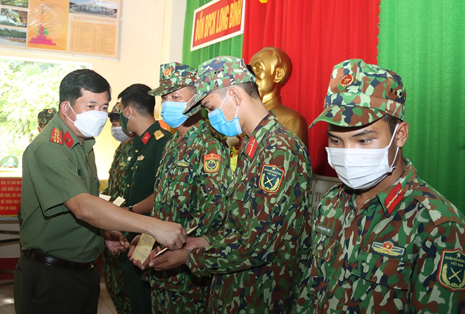 Giám đốc Công an tỉnh An Giang tặng quà cho cán bộ chiến sĩ làm nhiệm vụ phòng chống COVID-19 trên biên giới. Ảnh: VT