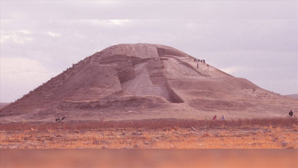 Đài tưởng niệm giống kim tự tháp bậc thang của Ai Cập. Ảnh: Euphrates Salvage Project & Antiquity Publications
