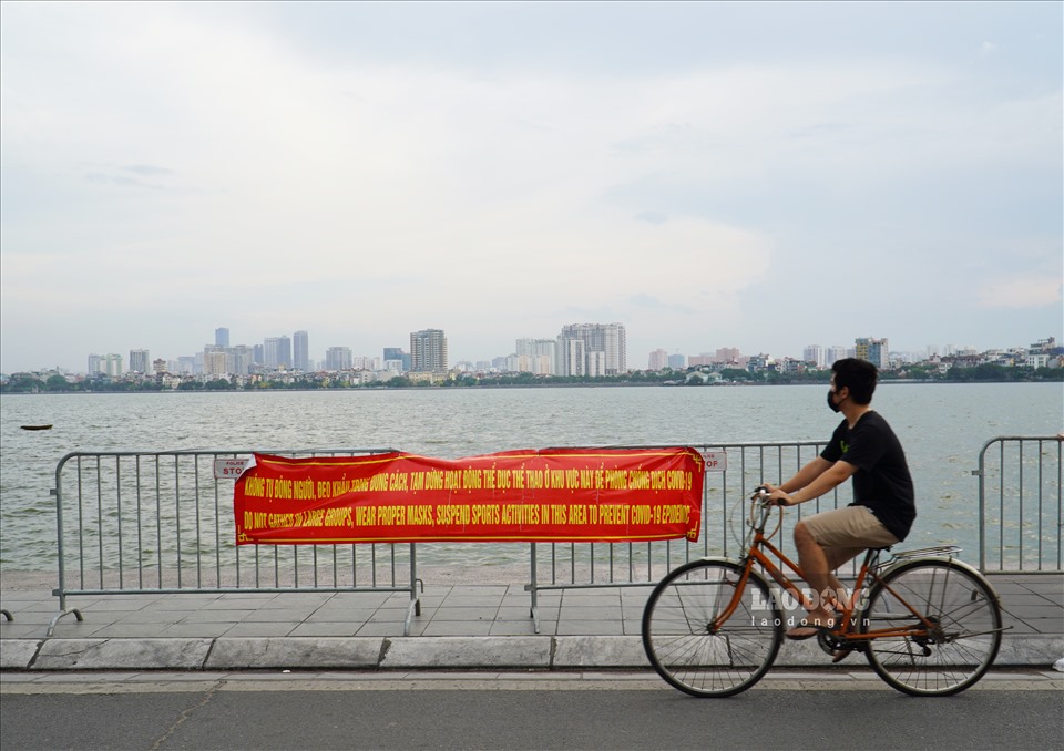 Ông Nguyễn Đình Khuyến - Chủ tịch UBND quận Tây Hồ, Hà Nội cho biết, để ngăn người dân đi tập thể dục quận đã lập 20 chốt kiểm soát quanh Hồ Tây. Chốt chỉ hoạt động trong khung giờ đông người dân tập thể dục, đạp xe… và những ngày cuối tuần.