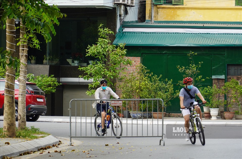 Theo ghi nhận của PV Báo Lao Động, chiều tối ngày 2.6, tại khu vực quanh Hồ Tây vẫn có một số người đi đến đây để đạp xe tập thể dục, chụp ảnh, hóng gió...