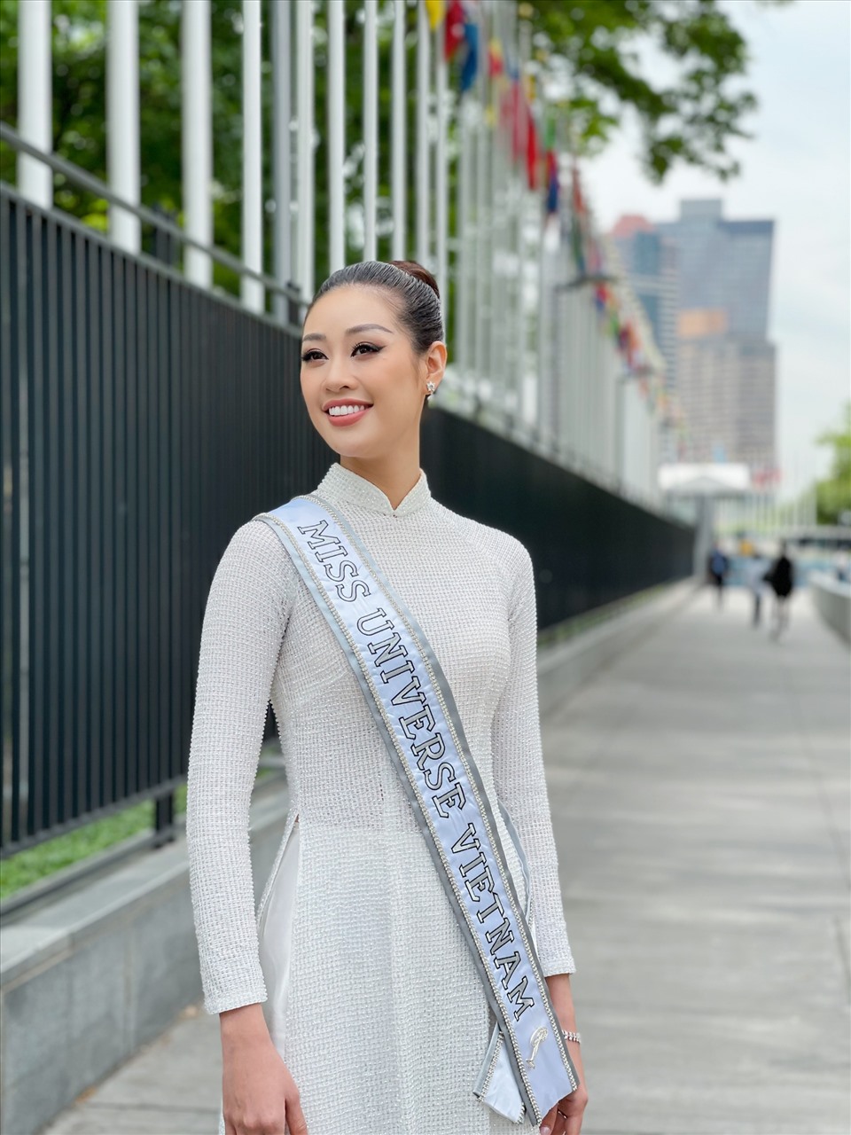 Bên cạnh việc chụp ảnh hợp tác cùng nhiếp ảnh gia Fadil Berisha, Hoa hậu Khánh Vân còn đến thăm phái đoàn Việt Nam tại Liên Hợp Quốc và Lãnh sự quán Việt Nam tại New York.