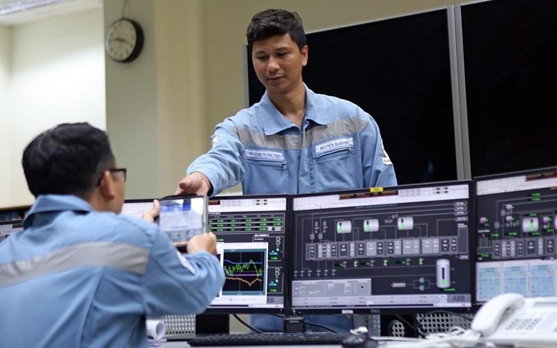 Nhân viên Công ty Nhiệt điện Phú Mỹ kiểm tra các thông số vận hành từ nhật ký vận hành điện tử. Ảnh Công ty Nhiệt điện Phú Mỹ cung cấp.