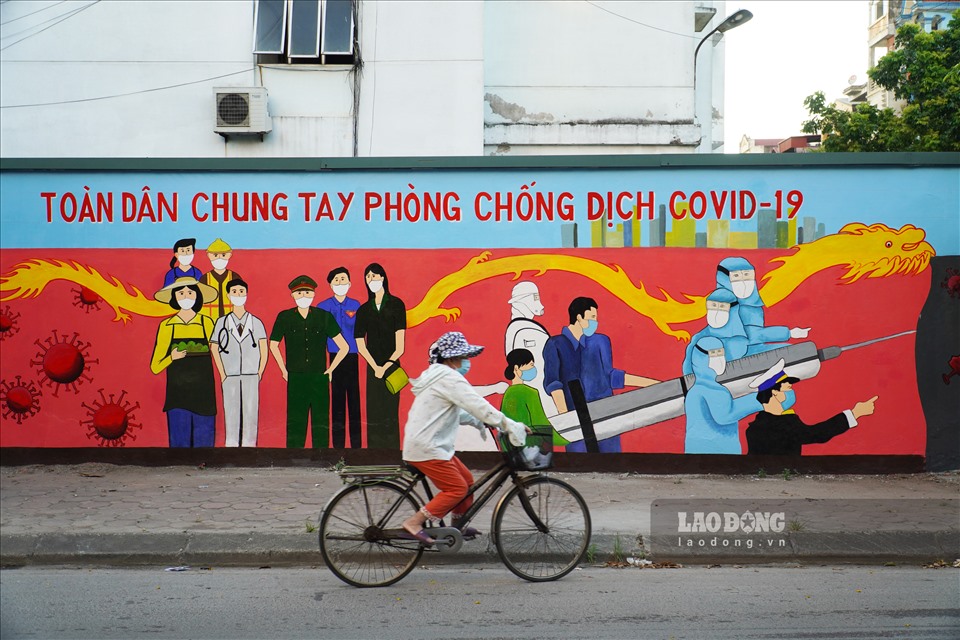 Những ngày gần đây, bức tường gần 50m ở phố Phú Xá, quận Tây Hồ thu hút người đi đường bởi những bức tranh cổ động, tuyên tuyền phòng chống dịch COVID-19.
