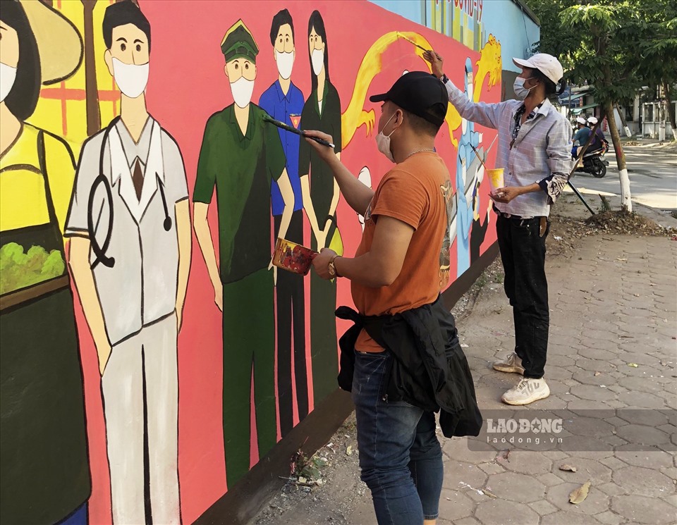 Các hoạ sĩ đã thành công thu hút người đi đường bởi những nét vẽ sinh động, màu sắc nổi bật về các hình ảnh y bác sĩ tuyến đầu chống dịch, các thông điệp “5K” của Bộ Y tế.
