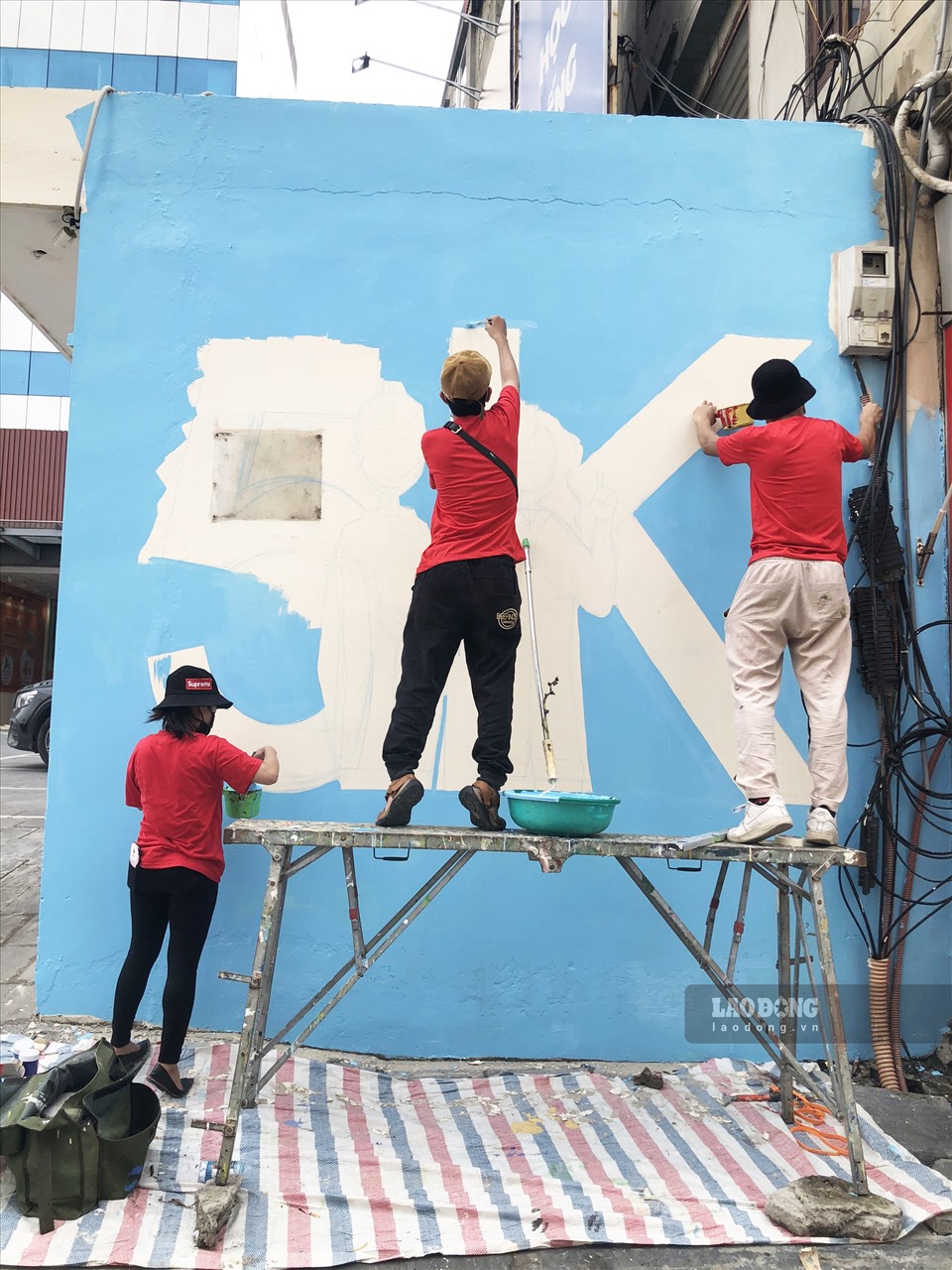 Không chỉ trên phố Phú Xá, tại một bức tường trên đường Thái Thịnh, quận Đống Đa cũng được khắc hoạ thông điệp “5K” kèm theo hình ảnh quen thuộc về chiến sĩ áo trắng.