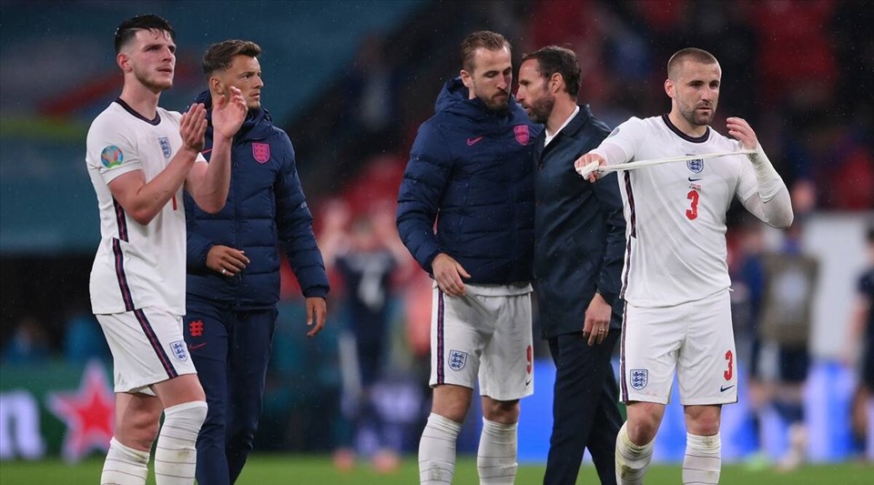 Đội Anh tự an ủi nhau sau khi hòa bạc nhược trước Scotland. Ảnh: AFP.