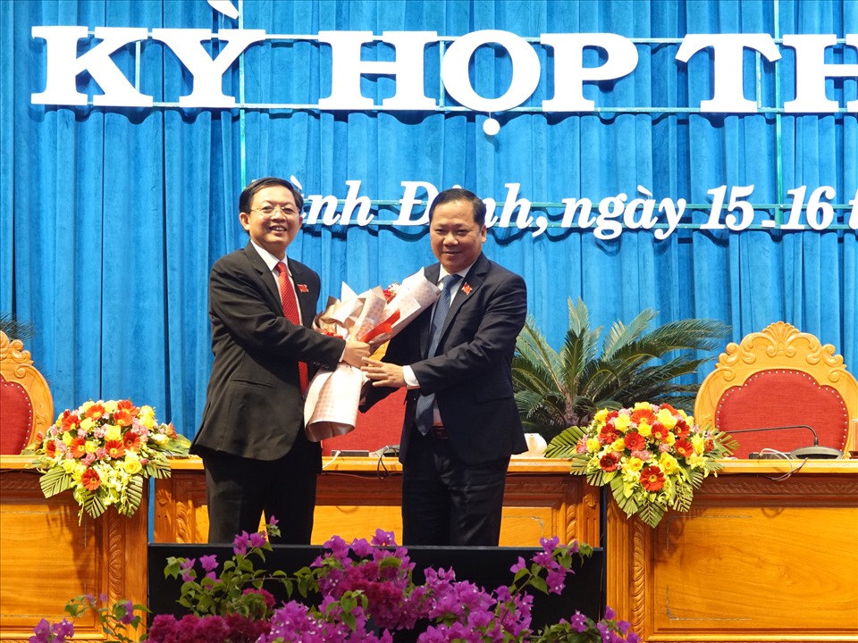 Ông Hồ Quốc Dũng (trái) được bầu là Chủ tịch HĐND tỉnh Bình Định khóa XIII và ông Nguyễn Phi Long (phải) được bầu là Chủ tịch UBND tỉnh Bình Định nhiệm kỳ 2021-2026. Ảnh VGP