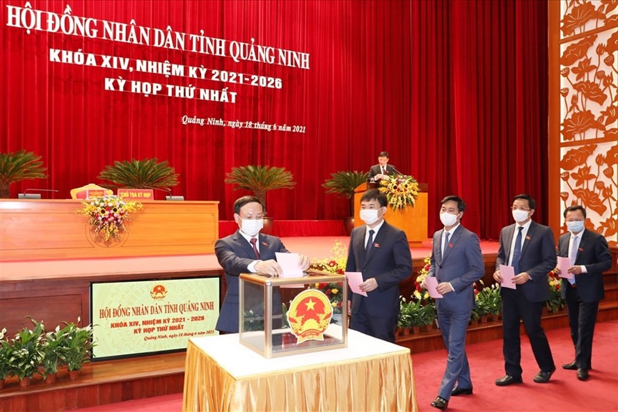 Các đại biểu bỏ phiếu bầu các chức danh HĐND và UBND tỉnh Quảng Ninh nhiệm kỳ 2021-2026. Ảnh: Đỗ Phương