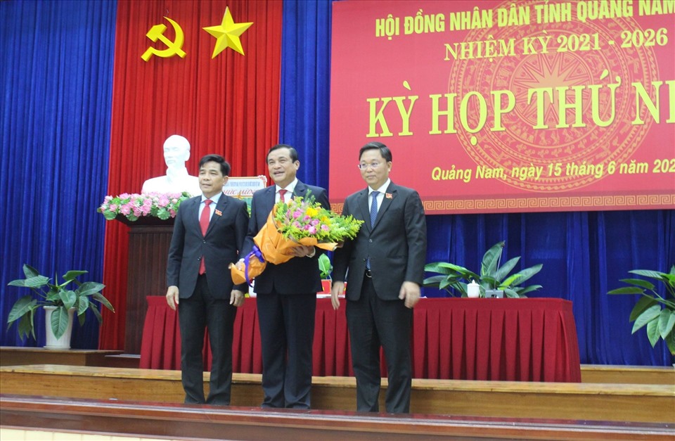 Ông Phan Việt Cường (giữa) tái cử Chủ tịch HĐND tỉnh khóa X, nhiệm kỳ 2021 – 2026. Ảnh VGP/Thế Phong