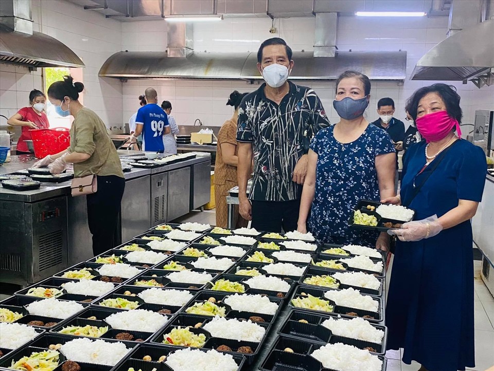 Trong 5 ngày, nhà hàng tiệc cưới Minh Hồng hỗ trợ khoảng 2.500 suất cơm cho lực lượng chống dịch COVID-19 trên địa bàn TP. Vinh. Ảnh: QĐ