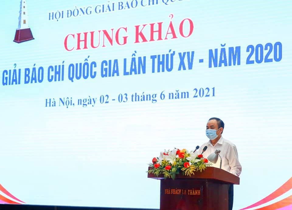 Nhà báo Trần Bá Dung tại Chung khảo Giải Báo chí Quốc gia 2020. Ảnh: NVCC