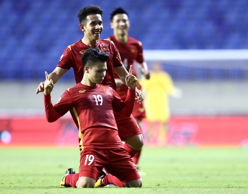 Quang Hải có siêu phẩm bàn thắng vào lưới Indonesia ở vòng loại World Cup 2022 trên đất UAE. Ảnh: VFF