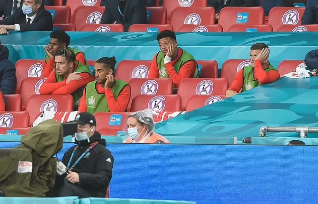 Jadon Sancho lặng nhìn các đồng đội từ trên khán đài. Ảnh: EURO 2020.