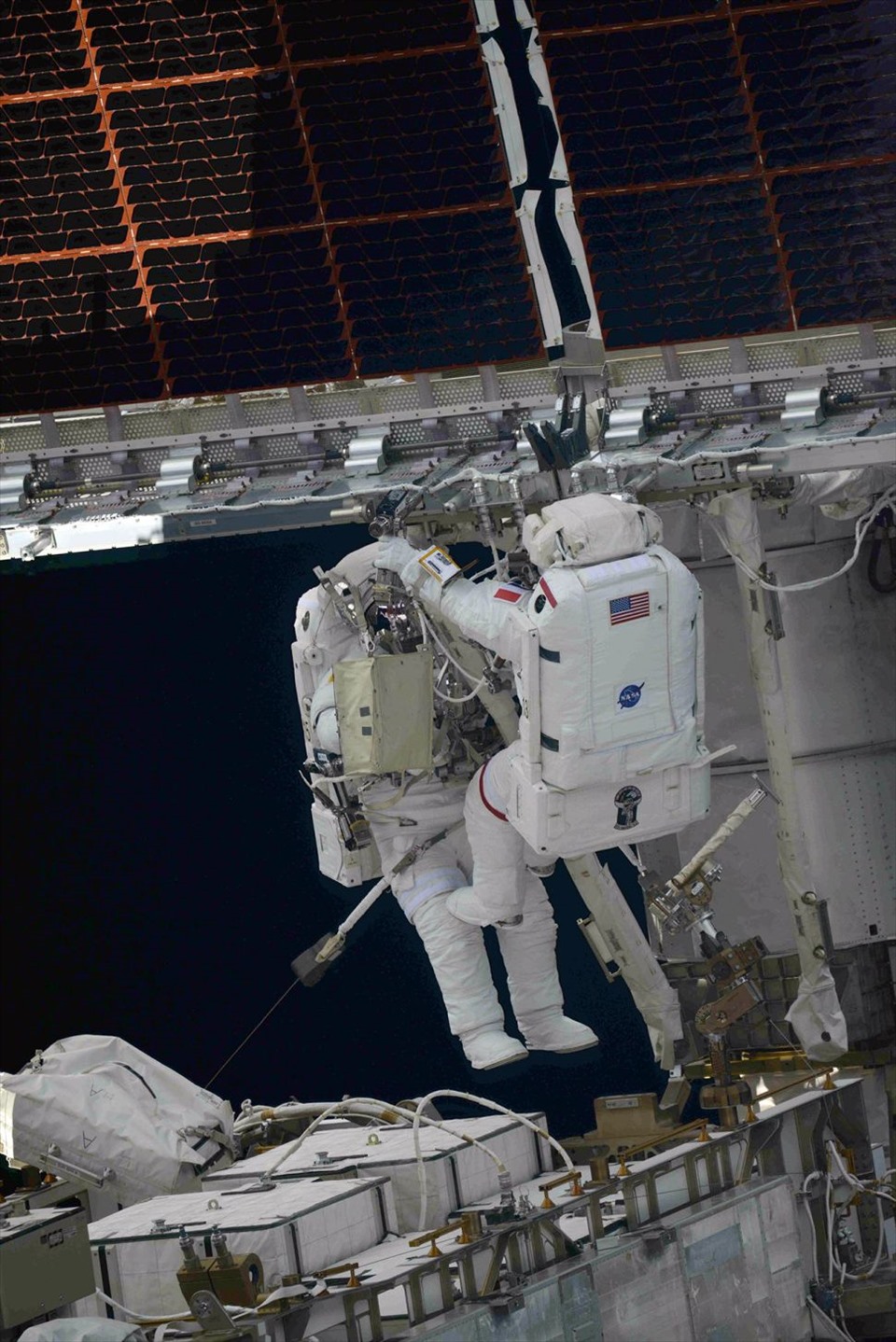 Phi hành gia Thomas Pesquet của ESA (phải) và Shane Kimbrough của NASA triển khai tấm iROSA đầu tiên trong chuyến đi bộ ngoài không gian hôm 20.6. Ảnh: Roscosmos