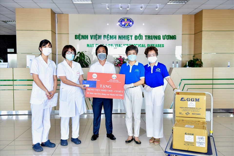 Bà Trần Hải Anh – Chủ tịch Quỹ Hành Trình Xanh tặng 02 máy tạo oxy cho bệnh viện nhiệt đới Trung ương ngày 17.6.2021. Ảnh: NCB