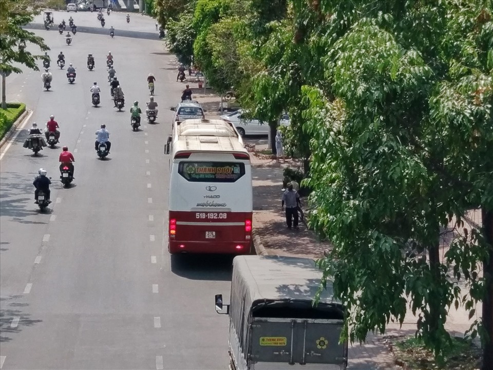 Xe khách dừng, đỗ dưới lòng đường Điện Biên Phủ, đoạn từ ngã tư Hàng Xanh tới cầu Sài Gòn (TP HCM) để đón, trả khách