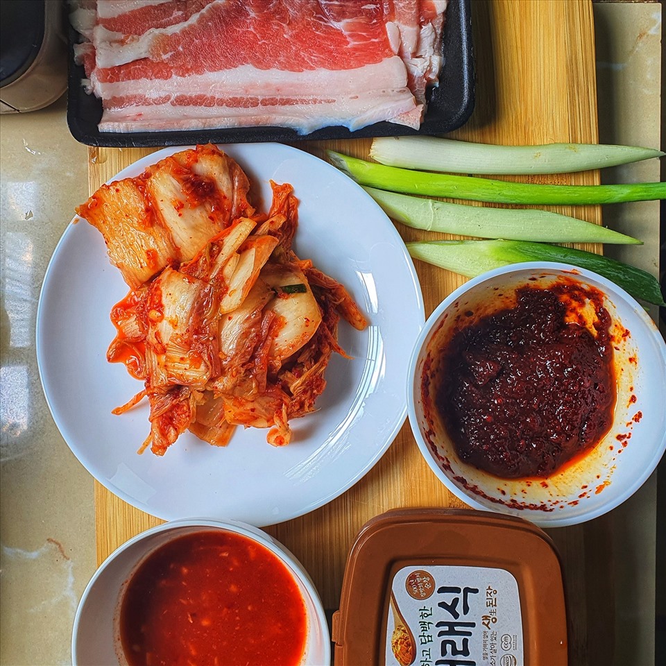 Kim Chi là nguyên liệu không thể thiếu trong món ăn kiểu Hàn Quốc này. Ảnh: Eric Nguyễn