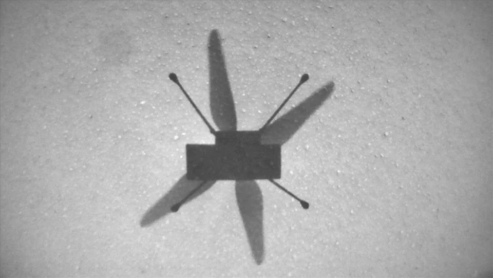 Bóng của trực thăng sao Hỏa trong chuyến bay thứ 7. Ảnh: NASA