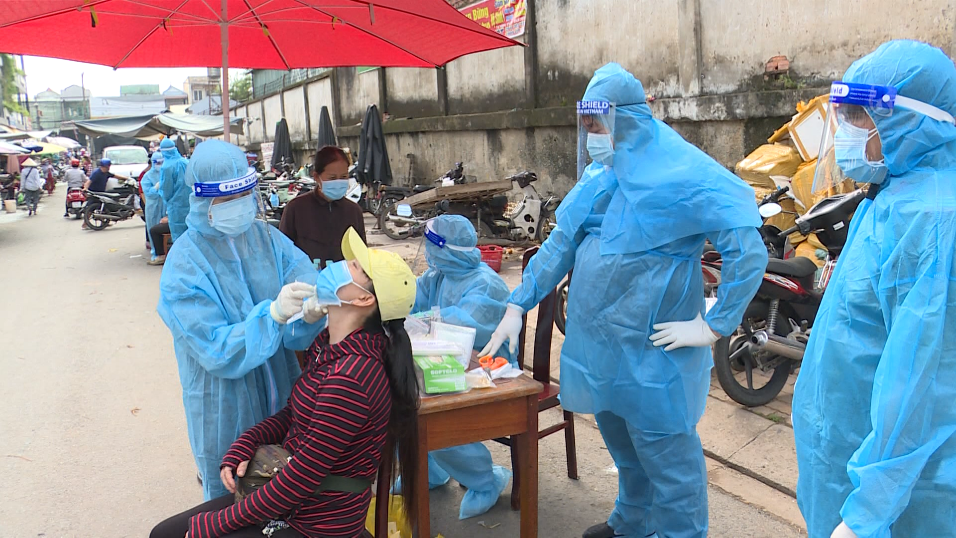 Ngành y tế lấy mẫu xét nghiệm cho người dân ở phường Tân Phước Khánh, thị xã Tân Uyên, Bình Dương. Ảnh: Dương Bình