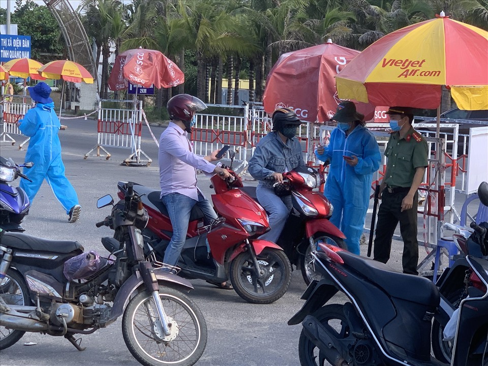 Người dân vào thành phố Đà Nẵng ở chốt này phần lớn đến từ Quảng Nam bằng phương tiện xe máy...