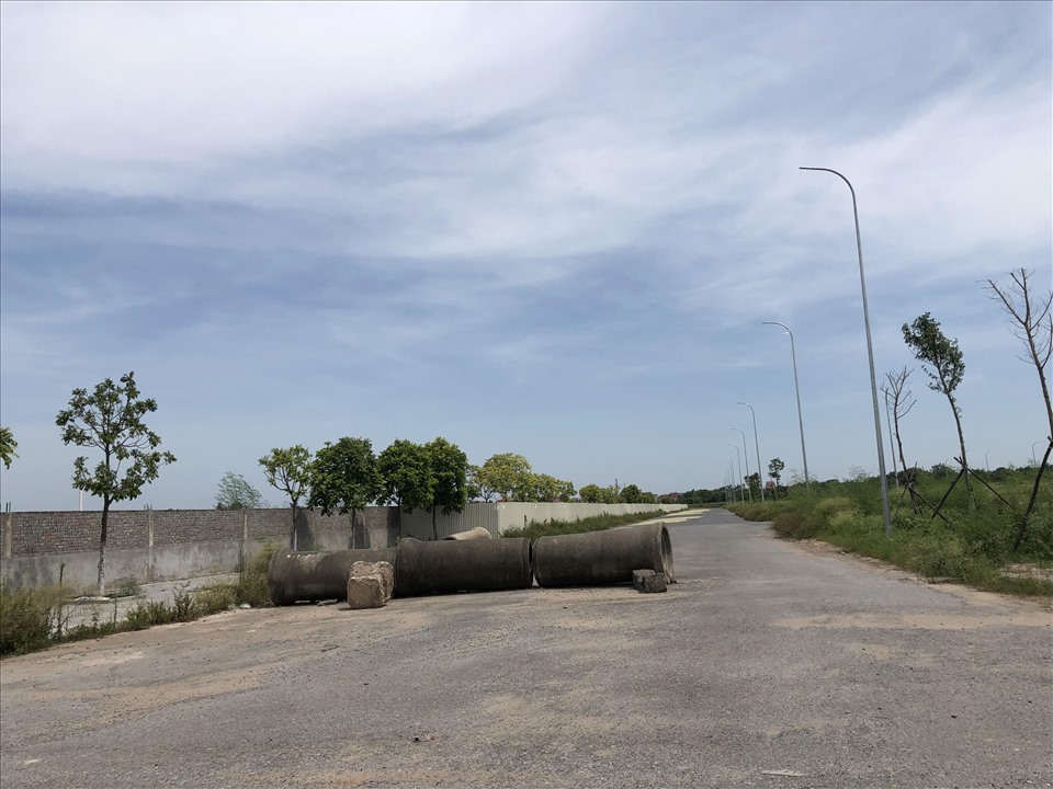 Nhiều dự án trên địa bàn xã Tiền Phong hạ tầng còn chưa xong, trơ trọi các đường ống trên đường. Ảnh Cao Nguyên.