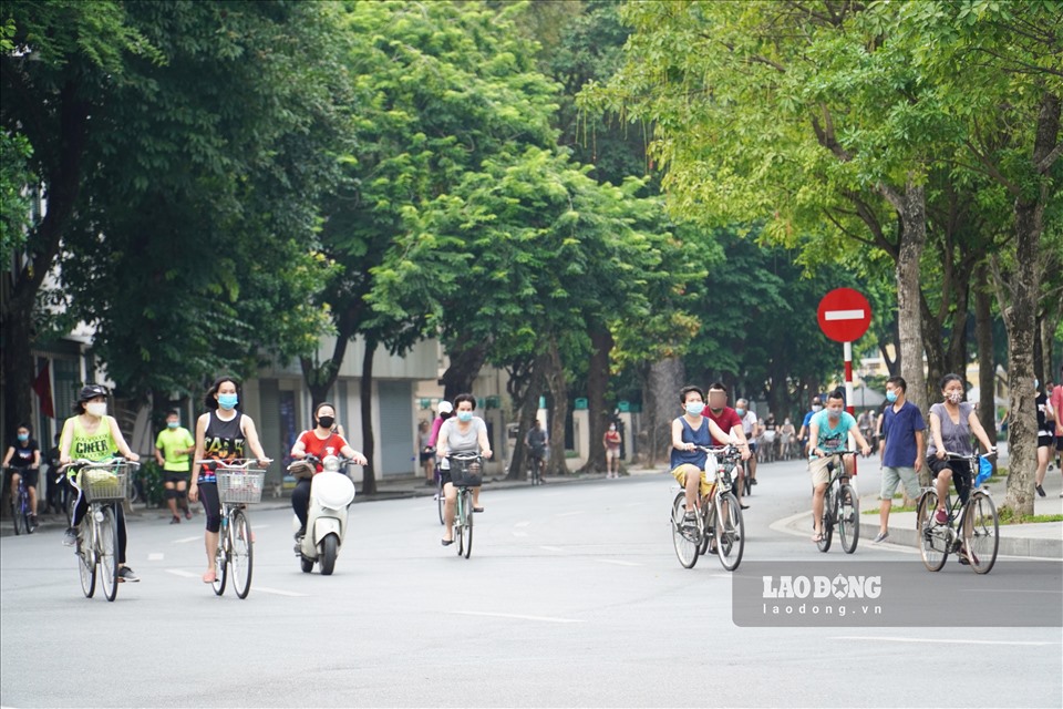 Theo ghi nhận sáng ngày 22.6, tại khu vực bờ hồ Hoàn Kiếm rất đông người dân tới đây để đạp xe, đi bộ thể dục.