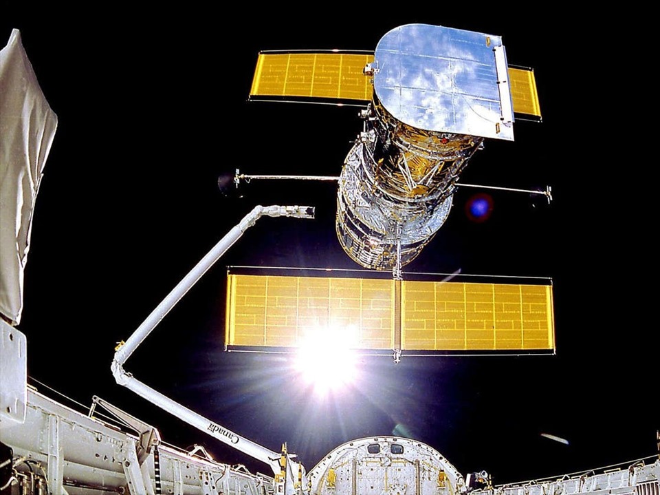 Hubble được triển khai vào ngày 25.4.1990 từ tàu con thoi Discovery. Ảnh: NASA
