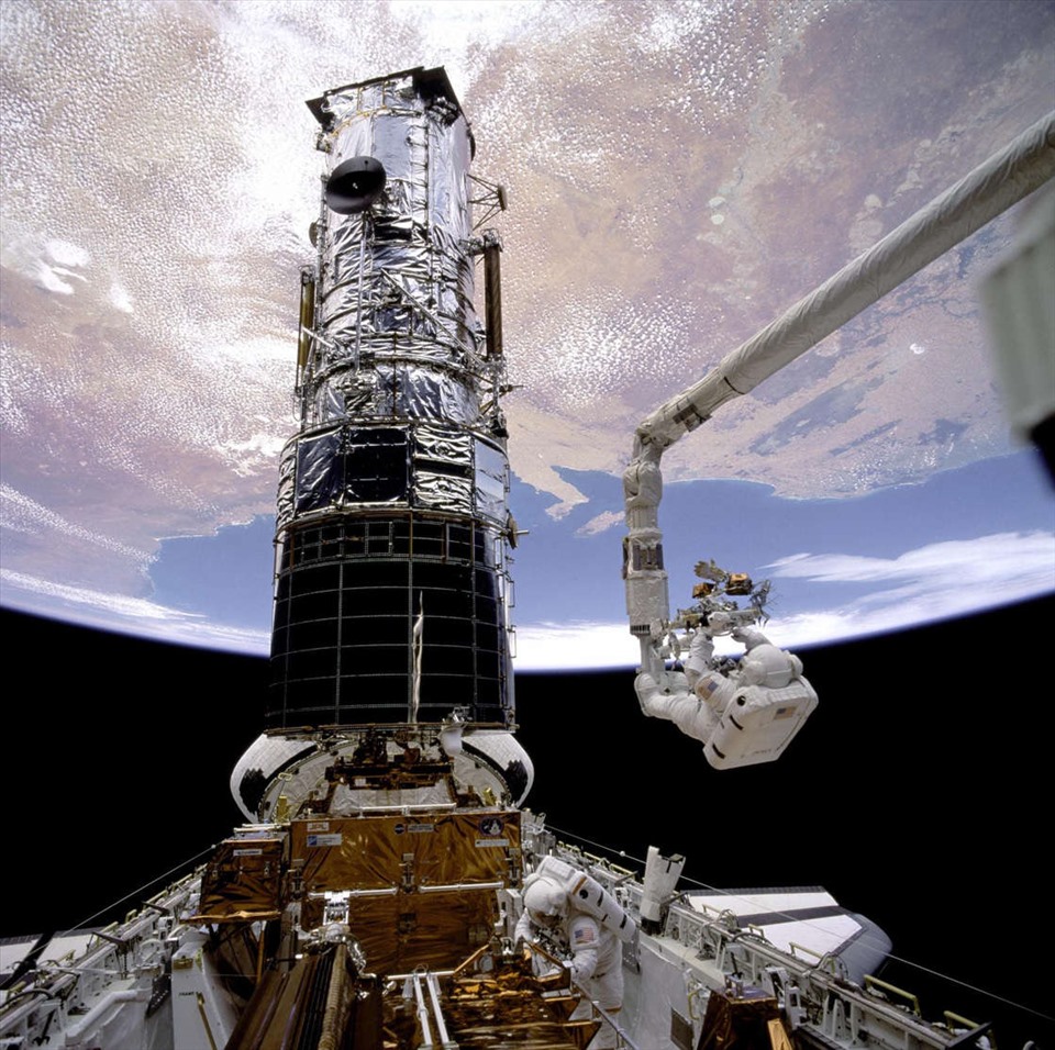 Trong sứ mệnh bảo dưỡng đầu tiên cho Hubble, các phi hành gia đã lắp đặt một bộ thấu kính chuyên dụng để chỉnh sửa gương chính bị lỗi. Ảnh: NASA
