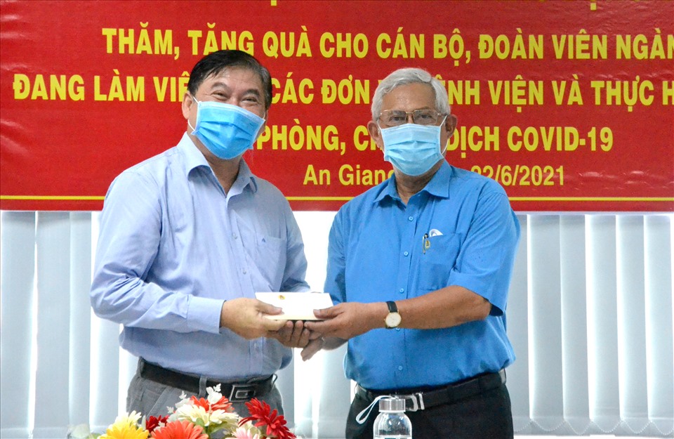 Chủ tịch LĐLĐ tỉnh An Giang trao quà hỗ trợ cho ThS.BS Lê Minh Huy, Phó Giám đốc, Chỉ tịch CDDCS CDC An Giang. Ảnh: LT