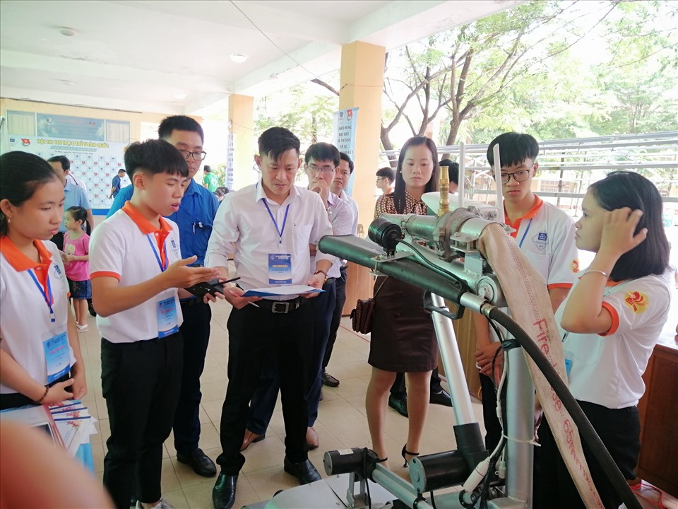 Liêu Vinh Khôi đang giới thiệu về robot cứu hoả trong cuộc thi sáng tạo tin học trẻ toàn quốc. Ảnh P.T