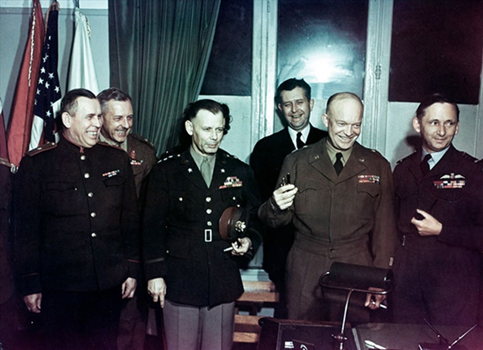 Đại diện quân đội các nước đồng minh sau Lễ ký kết văn bản đầu hàng sơ bộ tại Reims (từ trái sang phải): Tướng Susloparov (Liên Xô), tướng Morgan (Anh), tướng Smith (Hoa Kỳ), một nhân viên phiên dịch, Thống tướng Eisenhower (Hoa Kỳ), Thống tướng Tedder (Không lực Hoàng gia Anh)