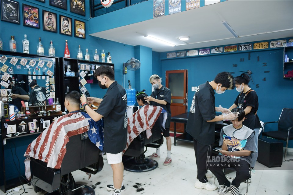 Ghi nhận tại cửa hàng cắt tóc khác trên phố Bùi Xương Trạch (Thanh Xuân, Hà Nội), đông khách tới đây để làm đẹp sau chuỗi ngày dài chờ đợi.