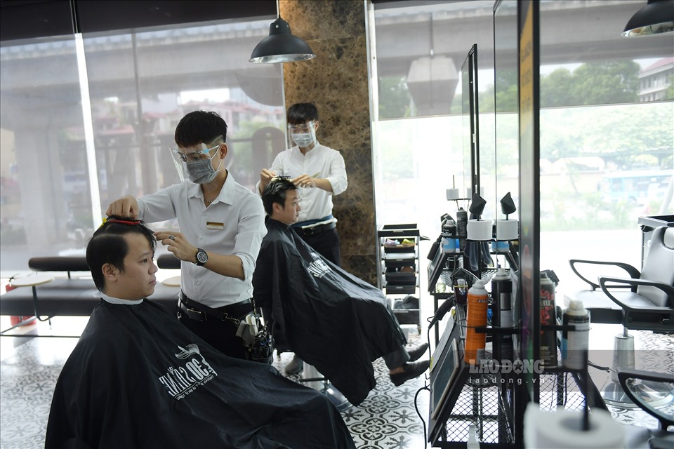 Thợ cắt tóc lao đao vì dịch vẫn chưa biết đến gói hỗ trợ 26000 tỉ đồng