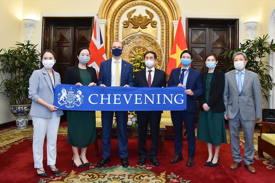  Hai Bộ trưởng gặp gỡ các cán bộ ngoại giao Việt Nam được nhận học bổng Chevening. Ảnh: BNG