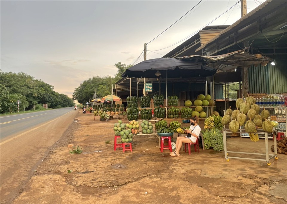 Do thường xuyên vắng khách nên chủ cửa hàng chỉ biết ngồi lướt điện thoại để giết thời gian. Ảnh: Bảo Lâm