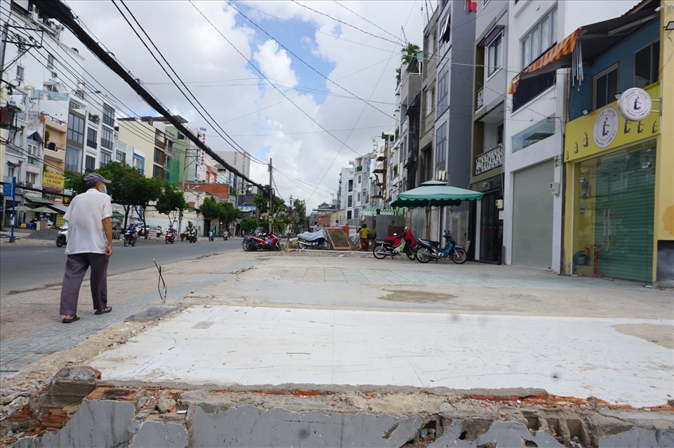 Những căn nhà mặt tiền đường Cách Mạng Tháng 8 (quận Tân Bình) lùi vào trong hơn 10 m nhường đất xây dựng tuyến metro số 2.  Ảnh: Minh Quân