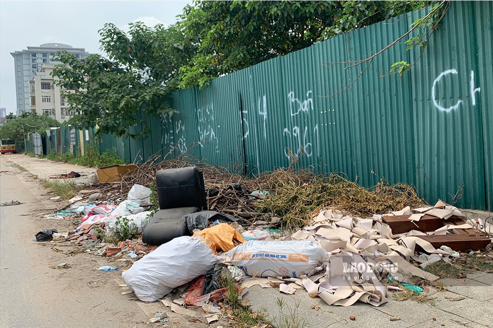 Phía bên ngoài rác thải chất đống.