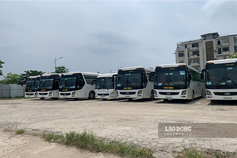 Theo ghi nhận của phóng viên cho thấy, hiện nay toàn bộ khu đất đã biến thành bãi trông giữ xe với hàng chục chiếc xe khách mang logo Hà Sơn Hải Vân.