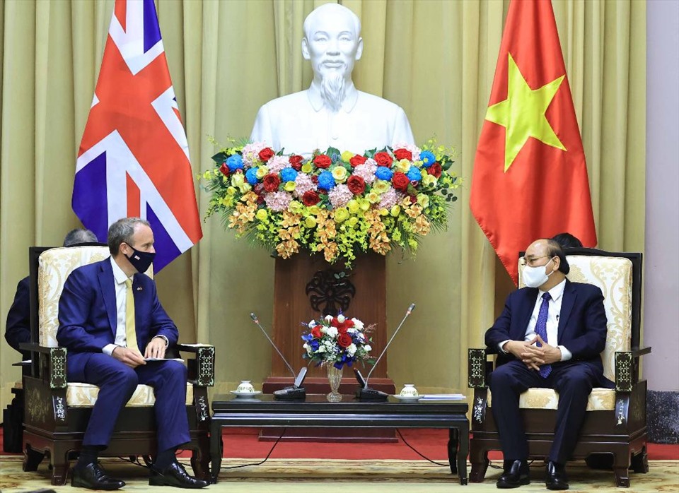 Chủ tịch nước Nguyễn Xuân Phúc tiếp Bộ trưởng Ngoại giao Anh Dominic Raab. Ảnh: BNG