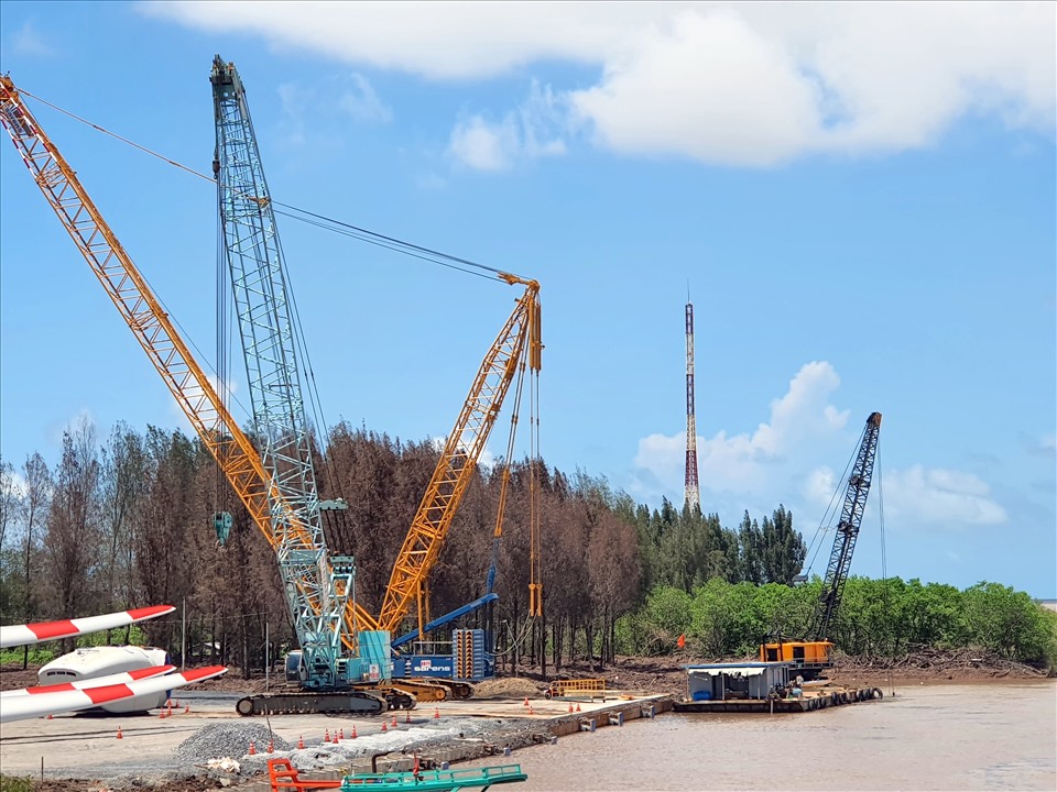 Trước khó khăn của các dự án điện gió trên bờ trong việc vận chuyển thiết bị, HĐND tỉnh Bạc Liêu đã chấp thuận điều chỉnh cục bộ một số ít diện tích đất rừng phòng hộ ven biển để các dự án tập kết thết thị từ cửa biển Cái Cùng.