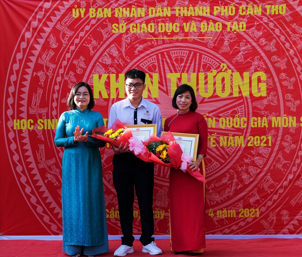 Minh Khang tại buổi khen thưởng với thành tích là học sinh đầu tiên ở Cần Thơ lọt vào đội tuyển Olympic quốc tế. Ảnh: P.V.