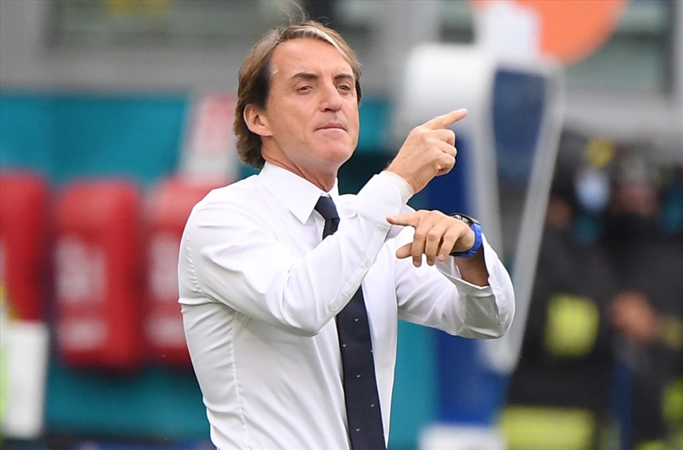 Mancini như cứu tinh của bóng đá Italia sau thời thảm họa cùng Ventura. Ảnh: AFP.