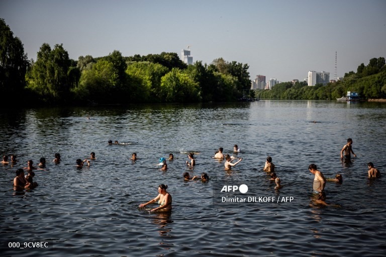 Người dân Mátxcơva tắm mát trên sông vào ngày 22.6 vì quá thời tiết quá nóng nực. Ảnh: AFP