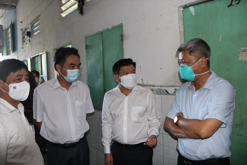 Đoàn công tác Bộ Y tế kiểm tra phòng dịch ở nhà trọ công nhân. Ảnh: Đình Trọng
