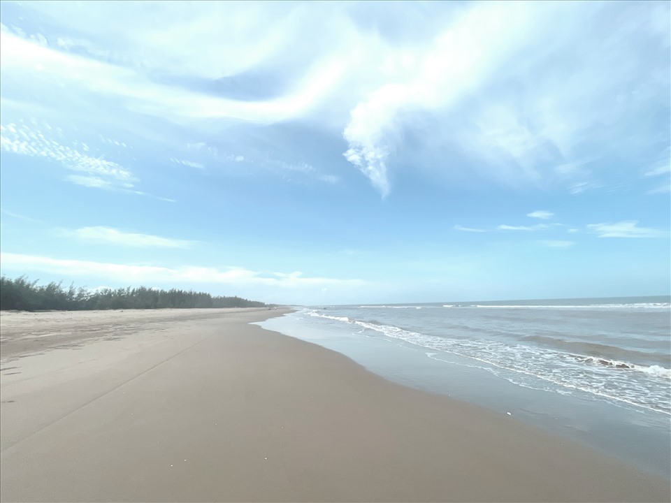 Bãi biển Tân Dân với vẻ đẹp nguyên sơ, bãi cát trắng mịn trải dài. Ảnh: T&T